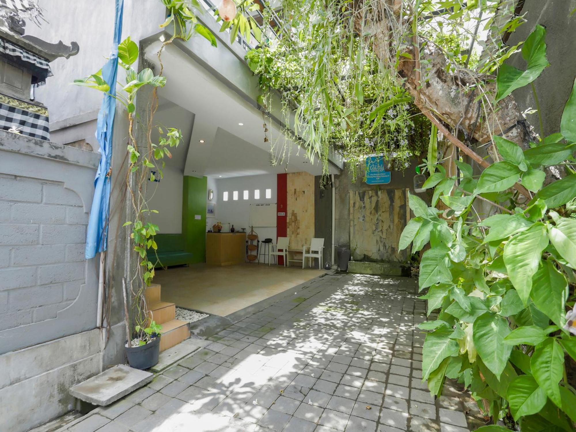 Oyo 3852 Valomia Guest House เดนปาซาร์ ภายนอก รูปภาพ